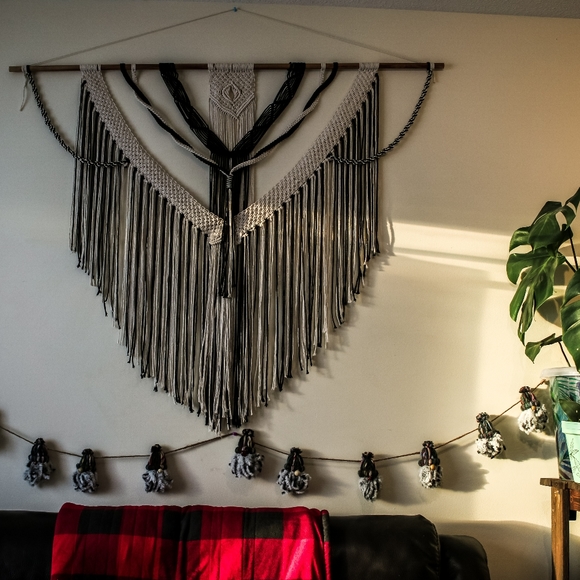 Large Macrame Wall hanging - Picture 2 of 2